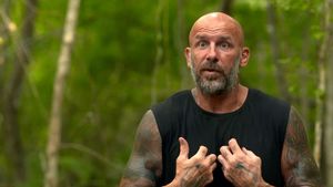 Gestul șocant pe care l-a făcut Cătălin Zmărăndescu în momentul în care Emil Rengle a fost eliminat de la Survivor și a venit să îl îmbrățișeze! „Ești cea mai mare dezamăgire”