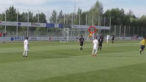 Naționala are viitor! VIDEO  Gol "marca Hagi" reușit de puștiul Alex Negrea în meciul cu Liverpool! Mingea s-a oprit în vinclu