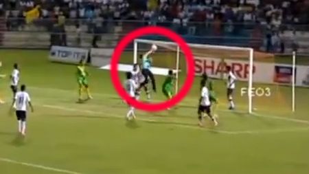 Ce a făcut acest portar nu ai văzut NICIODATĂ‚ pe un teren de fotbal.** VIDEO FABULOS: echipa lui ataca, el încerca să "rezolve" singur meciul