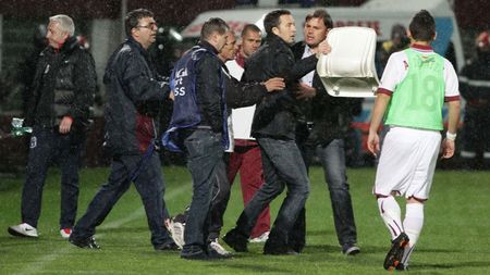 Ocupat cu bufonerii, unul din managerii Stelei a atras și furia propriilor fani!** Unii dintre ei au fost preocupați de joc: "Când îți spunem asta, nu ne bagi în seamă"