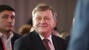 Cea mai dură reacție împotriva lui Crin Antonescu. Milionarul Adrian Porumboiu nu s-a putut abține: ce cuvânt a folosit pentru a-l descrie