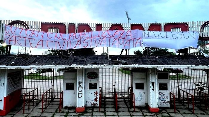 Ultrașii lui Dinamo, mesaj la ceas de seară, în fața stadionului din „Ștefan cel Mare”, pentru Andrei Nicolescu. Fanii simt amenințarea retrogradării și au cedat: „Cu torțe ne mobilizează...”. EXCLUSIV FOTO