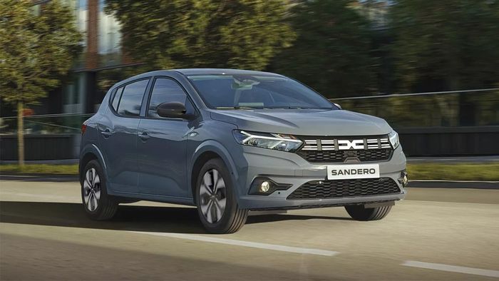 Italienii au văzut cum arată noua Dacia Sandero, ce dotări are și cât costă: „Regina din Mioveni”