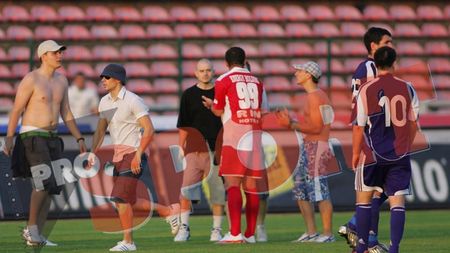 "E o mârșăvie să intri pe teren și să scuipi jucătorii! **Ă‚știa nu sunt fani!"