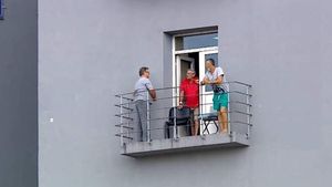 Imaginea serii la Dinamo - FCSB | Interziși pe stadion, fanii nu au ținut cont de reguli nici în spital! Cum au urmărit derby-ul | FOTO