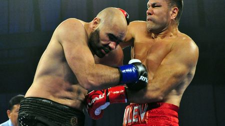 Bogdan Dinu, a doua înfrângere consecutivă prin KO. Românul a fost învins de bulgarul Kubrat Pulev în repriza a șaptea. "A lovit de câteva ori murdar, dar acesta e boxul"