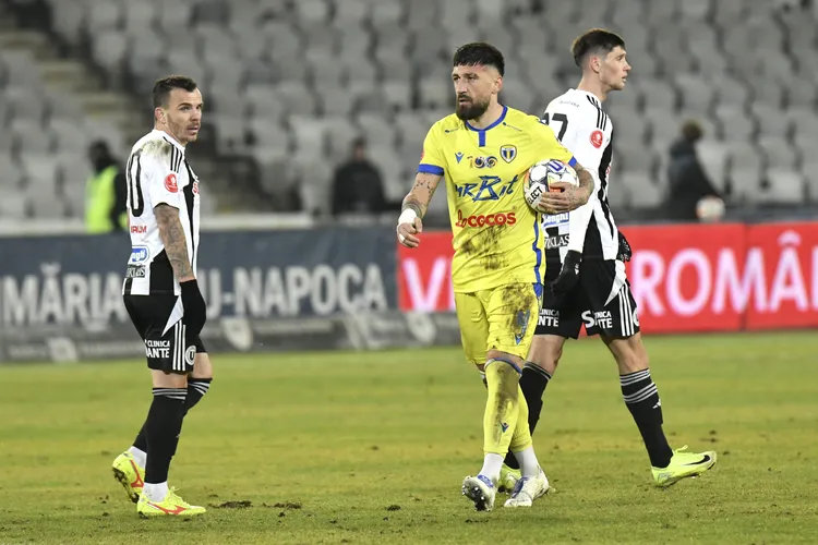 &bdquo;Nu &icirc;njur, nu dau cu cotul. M&#259; simt v&acirc;nat&rdquo;. Atac f&#259;r&#259; precedent al fotbalistului &icirc;mpotriva arbitrului B&icirc;rsan