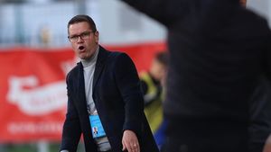 Galeria dinamovistă îl face praf pe noul antrenor! PCH a șters imediat postarea! „Ești cel mai prost, Flavius Stoican!” | VIDEO