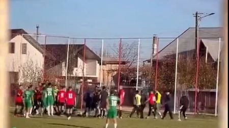 Evul mediu la Suceava! Meciul a fost întrerupt și fotbaliștii au fost alergați de fanii și de jucătorii adverși, pe teren, pentru a fi bătuți!