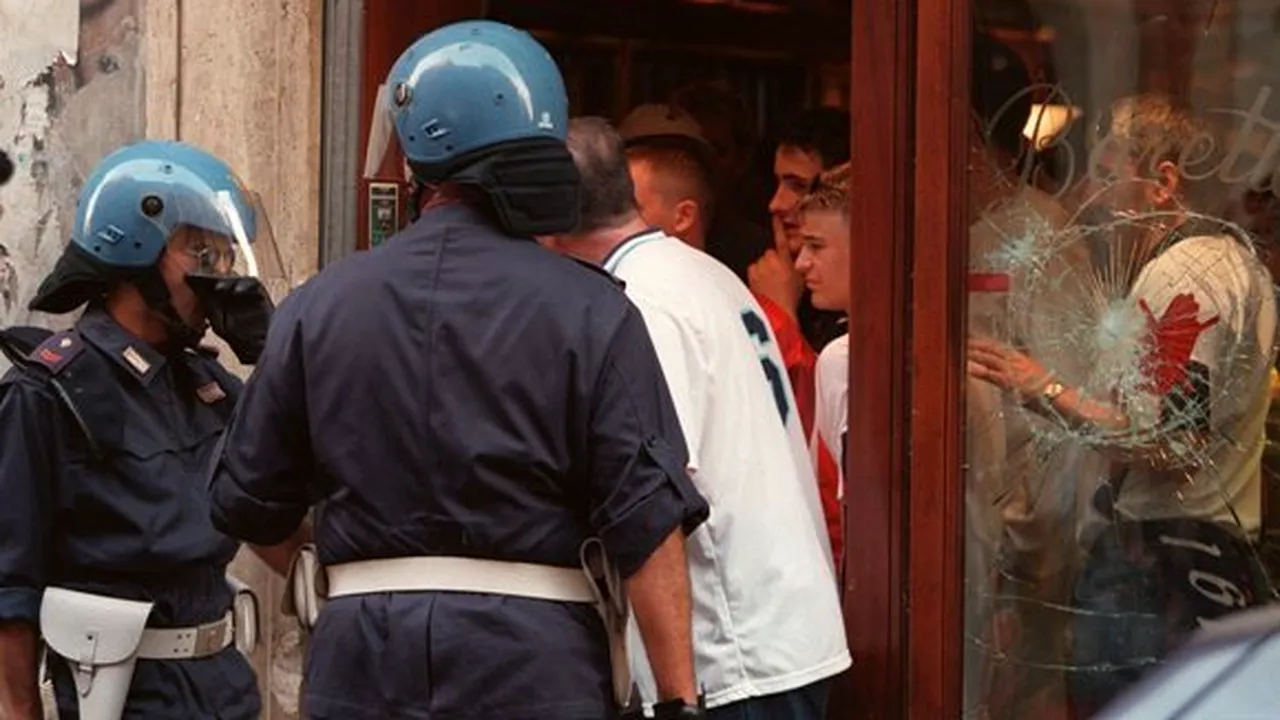 Ies scântei când se întâlnesc italienii și englezii! Trei suporteri ai lui Liverpool, bătuți de fanii napoletani!