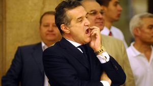 Blochează Benfica ceea ce ar putea fi una dintre cele mai tari lovituri ale Stelei în această iarnă?** Becali: "Băiatul vrea să vină, dar e o șmecherie"