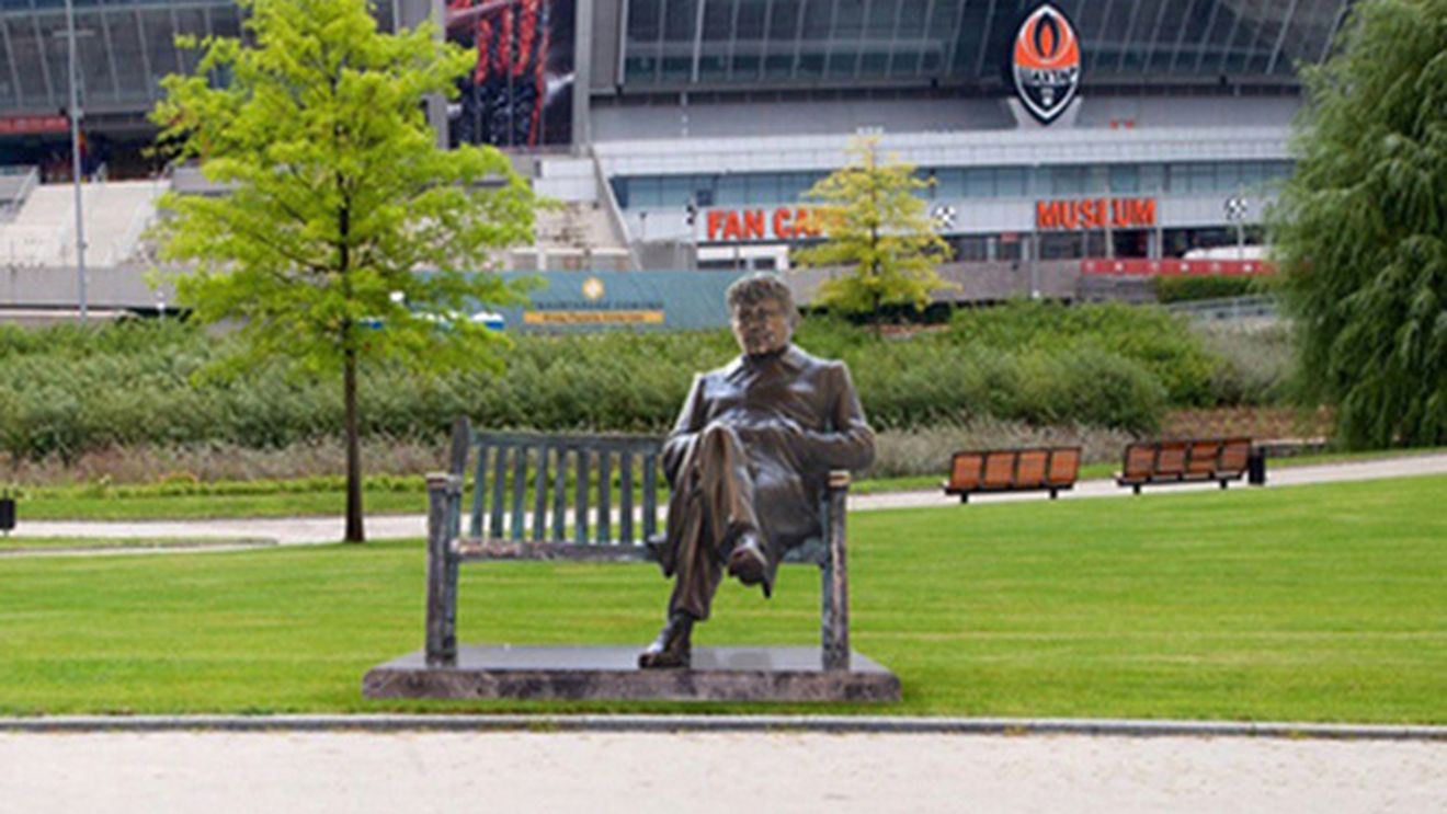 Ucrainenii îi fac statuie lui Mircea Lucescu. La propriu