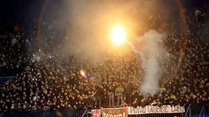 VIDEO - Ultrașii lui Dinamo Zagreb și Hajduk Split au urmărit meciul împreună! Rivalitatea a fost îngropată în semn de protest pentru o lege