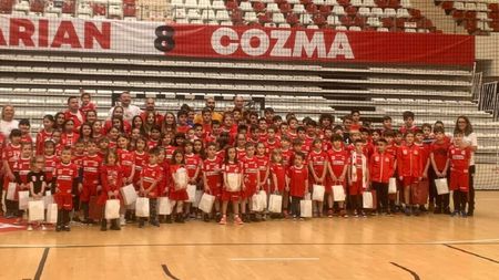 Bucurie mare pentru copiii de la Academia de Handbal Dinamo! Dan Savenco a intrat în rolul lui Moș Crăciun, iar Saeid Heidarirad l-a ajutat să împartă cadouri piticilor | FOTO