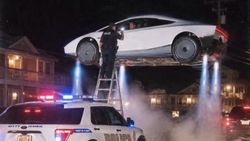 Cele mai tari meme-uri cu Tesla „zburătoare" au invadat internetul! Cum a ajuns noul Roadster ținta glumelor