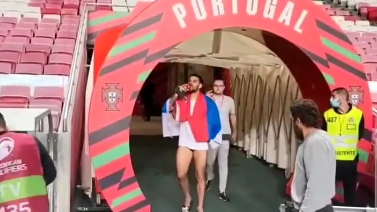 Show după calificarea Serbiei la Cupa Mondială! Eroul Aleksandar Mitrovic l-a ironizat pe Cristiano Ronaldo și a dansat în boxeri chiar pe teren | VIDEO