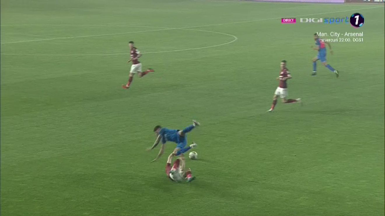 Fază de o violență extremă în Rapid - FCSB! Onea a intrat brutal și putea să-i rupă piciorul lui Coman: decizia lui Feșnic a declanșat furia băncii roș-albastre! Era de roșu?