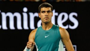 „Regele modest”. Carlos Alcaraz a refuzat să zboare cu un private jet, dar a ajuns să aştepte mai bine de o oră după bagaje la un zbor de linie