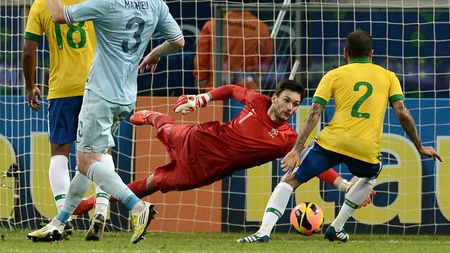 VIDEO Lloris factotum! Portarul și-a "renegat" postul și s-a apucat de driblinguri și deposedări contra Braziliei