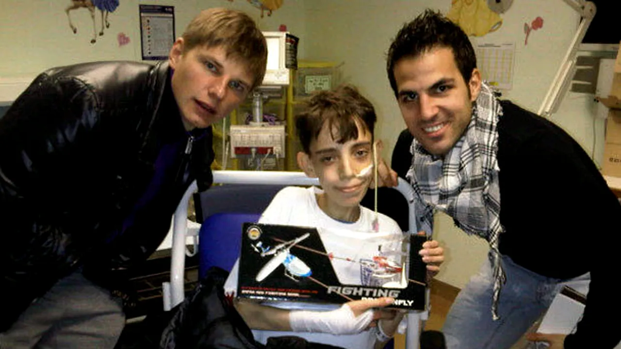 FOTO Jucătorii lui Arsenal au împărțit cadouri la un spital de copii!** Tunarii au împărtășit momentul cu fanii pe Twitter!