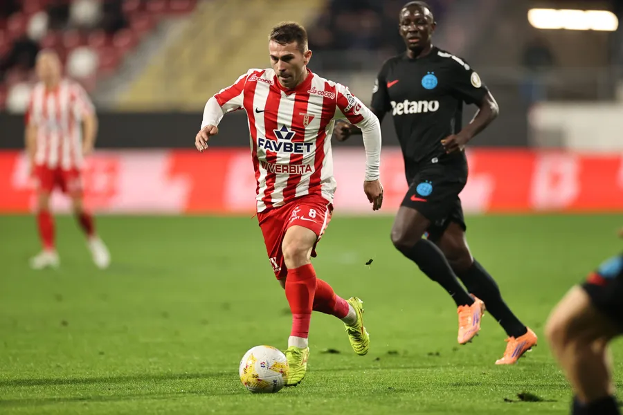 mijlocasii-de-aur-ai-campionatului-nume-grele-echipa-sezonului-din-superliga-polemici-fara-sfarsit