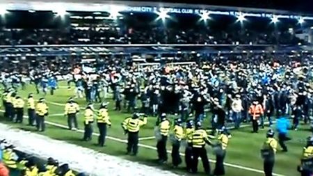 VIDEO INCREDIBIL** Englezii au luat-o razna! Peste 1.000 de fani au intrat pe teren la meciul Birmingham - Aston Villa