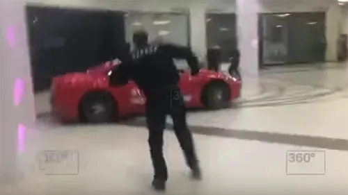 VIDEO | Scene incredibile în Rusia. Un fost primar a intrat cu mașina într-un mall și a făcut drifturi. Gardienii l-au prins abia după 10 minute. Ce a declarat în fața anchetatorilor :)