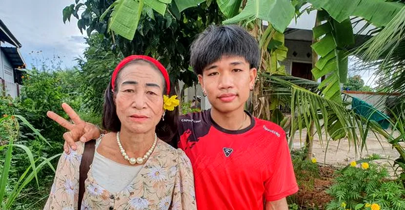 O thailandeză s-a logodit cu un adolescent cu 37 de ani mai tânăr decât ea. A fost ca un supererou pentru mine