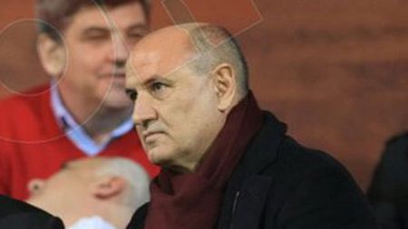 Dialog haios între fani și Copos:** "Bagă bani!" / "Lăsați-mă să trec, nu vă înțeleg"