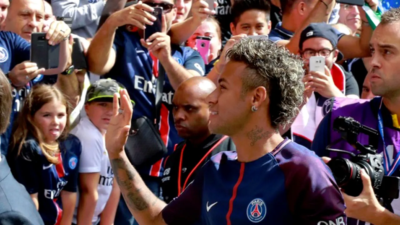 Imagini fabuloase la Paris! VIDEO Neymar, prezentat oficial în fața unui stadion plin ochi! Cum a fost primit starul brazilian la PSG