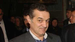 Becali: „Era un diplomat cu pachete de euro pentru Cârțu" :)