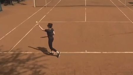 Culmea tenisului la început de an! O tânără a primit wild card pe tabloul principal, deși nu știa să dea în minge: câte puncte a câștigat în meci. VIDEO