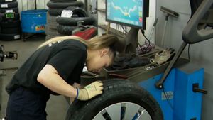 Mia, fata care a lăsat modellingul pentru a lucra în vulcanizare!