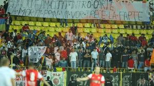 Fanii lui Dinamo au ironizat la Vaslui** intonarea imnului de la România-Franța! Vezi ce bannere au afișat