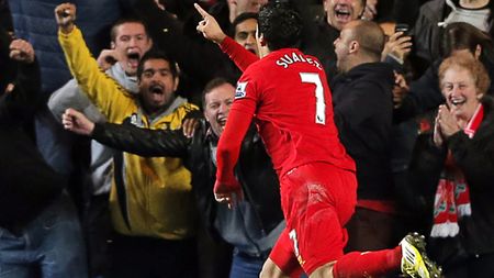 PUNK'D: Ți se rupe inima când vezi dezamăgirea de pe fața lui Luis Suarez !** După ce a egalat-o pe Chelsea, vârful s-a bucurat ca un copil, dar colegii l-au făcut să pară erou în "comediile cu proști"