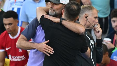 Fostul jucător de la CFR Cluj poate fi noul antrenor de la FC Liverpool! Considerat „noul Guardiola” din Premier League, fostul fotbalist al ardelenilor e pe lista „cormoranilor”, după plecarea lui Klopp