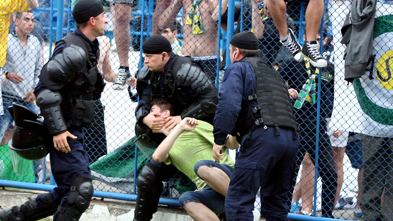 INCREDIBIL - Fani călcați în picioare la un meci din campionatul de fotbal al Poliției! Supărați că au pierdut, jandarmii din București s-au răzbunat
