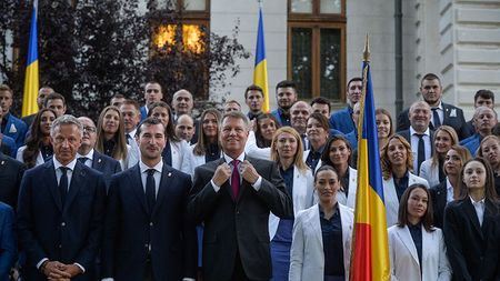 Mesajul lui Klaus Iohannis pentru fetele din echipa de spadă: "Suntem mândri de performanța voastră!"