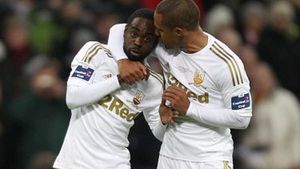 Momente incredibile în finala Cupei Ligii Angliei.** Doi jucători de la Swansea s-au certat ca la ușa cortului, din cauza unui penalty
