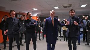 Ce „bijuterie” a purtat miliardarul Ahmetov la prima apariție după 12 ani