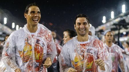 Distracție pe Sambadromul ud pentru Nadal și Ferrer. Guga Kuerten le-a împărtășit la deschidere secretele Carnavalului de la Rio. "Devin brazilieni"