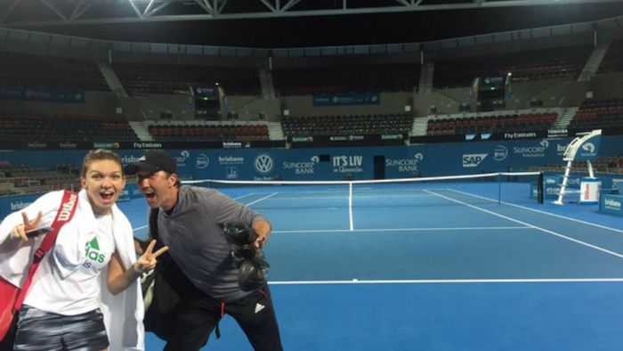FOTO | Halep a ajuns în Australia. Simona arată semnul victoriei înaintea primului turneu din 2016