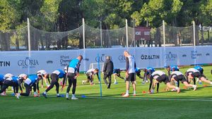 Imaginile momentului din cantonamentul din Turcia al celor de la FCSB! Chiricheș și Alibec, luați la „prelucrat” de Thomas Neubert