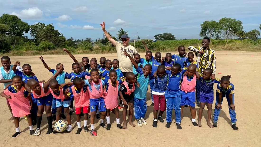 Un antrenor din Alba Iulia face voluntariat în Tanzania, din dragoste de fotbal și de copii. Face parte dintr-un grup de 20 de români, printre care este și un fost președinte al Politehnicii Iași