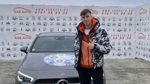 Vrea să îl vândă cu 100.000.000 de euro, dar până atunci Gigi Becali bagă bani în „perla” Tavi Popescu! Miliardarul i-a luat un bolid de lux: „Nu e mașină de «pește»”. Cum arată „bijuteria” primită de fotbalist | FOTO