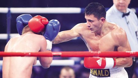 E chiar așa, frate cu Mayweather! Ronald Gavril a intrat în ring "cu" BUG Mafia și a obținut a șaptea victorie