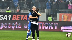 FOTO | Mitriță a dat lovitura de start a derby-ului cu CFR! "Piticul atomic" i-a predat banderola de căpitan lui Bancu