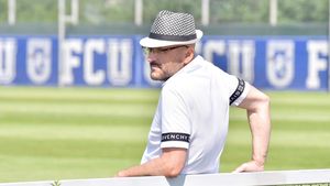 Ce face Adrian Mititelu după ce a ieșit din închisoare! Patronul Craiovei se distrează ca un puștan la mare! Prima imagine de pe litoral cu milionarul