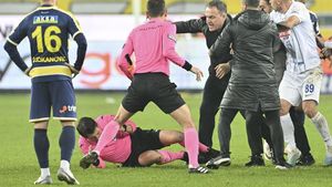 Toată Turcia e în lacrimi după acest gest. Ce a cerut arbitrul bătut de bașkan pentru a fi aproape de bebelușul lui de 10 zile!