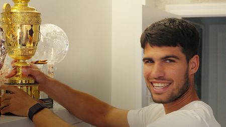 Carlos Alcaraz, ironizat după ce a postat o fotografie din propria casă și a lăsat la vedere un detaliu neobișnuit: „Își ține trofeele de Grand Slam pe dulapul de la IKEA”. FOTO 